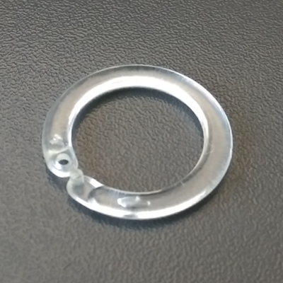 Kerek zártgyűrű, fekete, fehér vagy átlátszó színben, belső gyűrűméret 22 mm.