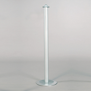 SZALAGKORLÁT OSZLOP KORDONKÖTÉLHEZ, 940 MM MAGAS, D=240 MM TALPAZAT 